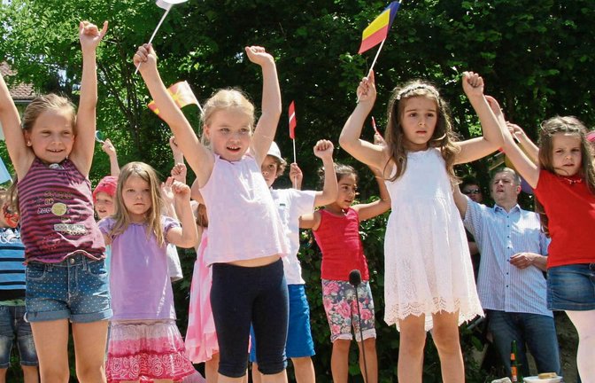 Mit dem Lied „Wave your flag“ feierten Jungs und Mädels das Jubiläum des evangelischen Kindergartens in Sersheim. Foto: Rostek