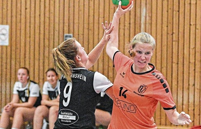 Oberriexingens Sarah Dörr (rechts) findet zwar die Lücke in der Wiernsheimer Abwehr. Jule Herzog greift ihr aber in den Wurfarm. Foto: Leitner