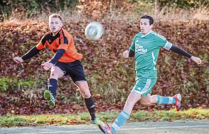 Der Iptinger Benjamin Rapp (rechts, im Spiel gegen Kleinglattbachs Ralf Krause) trifft am Sonntag erneut auf NK Croatia Bietigheim. Foto: Simecek