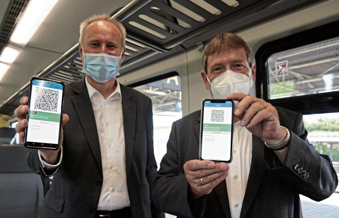 Steht die App auf Grün, ist das Ticket registriert, demonstrieren Horst Stammler und Axel Hofsäß (rechts). Foto: Friedrich