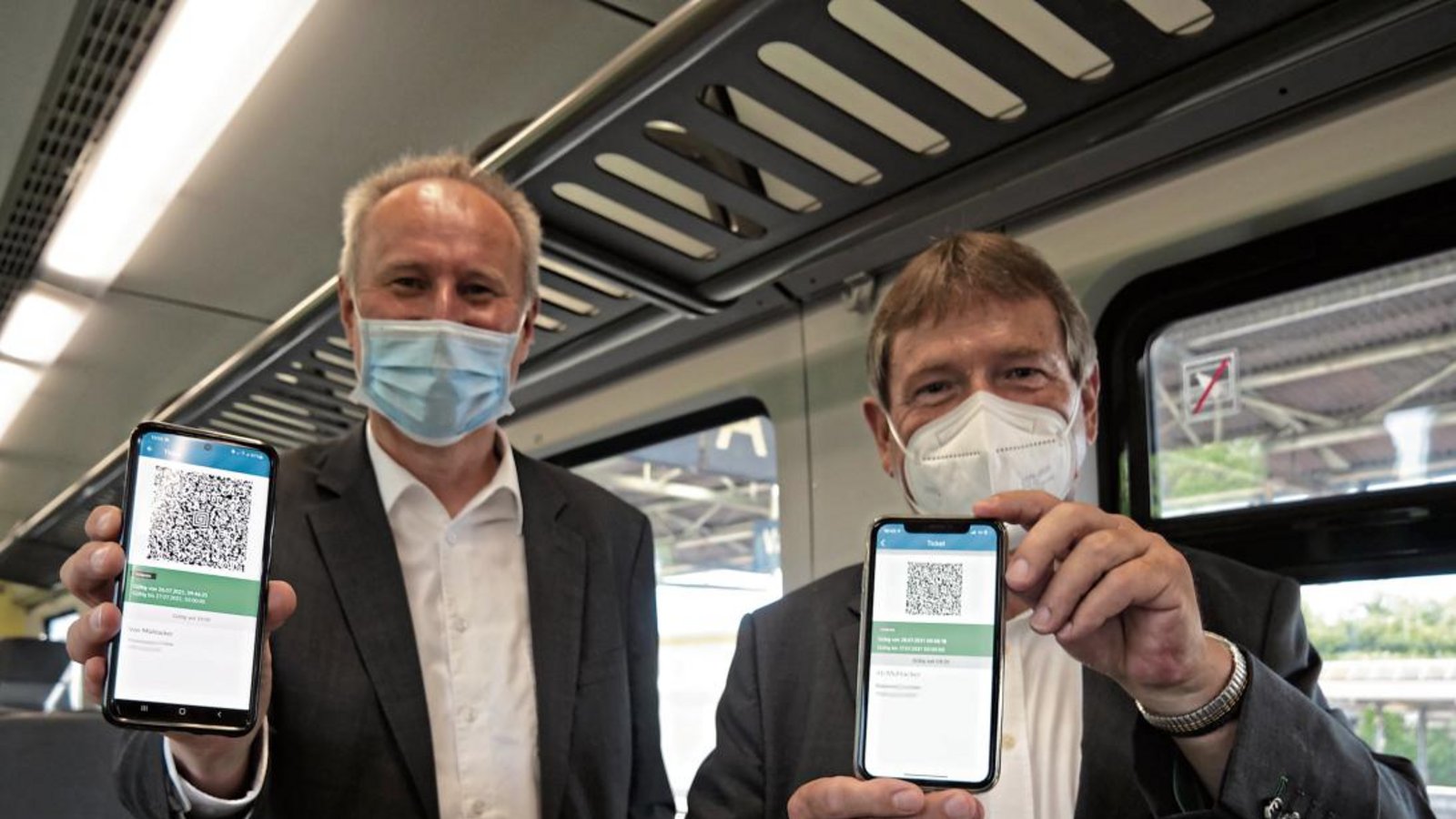 Steht die App auf Grün, ist das Ticket registriert, demonstrieren Horst Stammler und Axel Hofsäß (rechts). Foto: Friedrich Steht die App auf Grün, ist das Ticket registriert, demonstrieren Horst Stammler und Axel Hofsäß (rechts). Foto: Friedrich