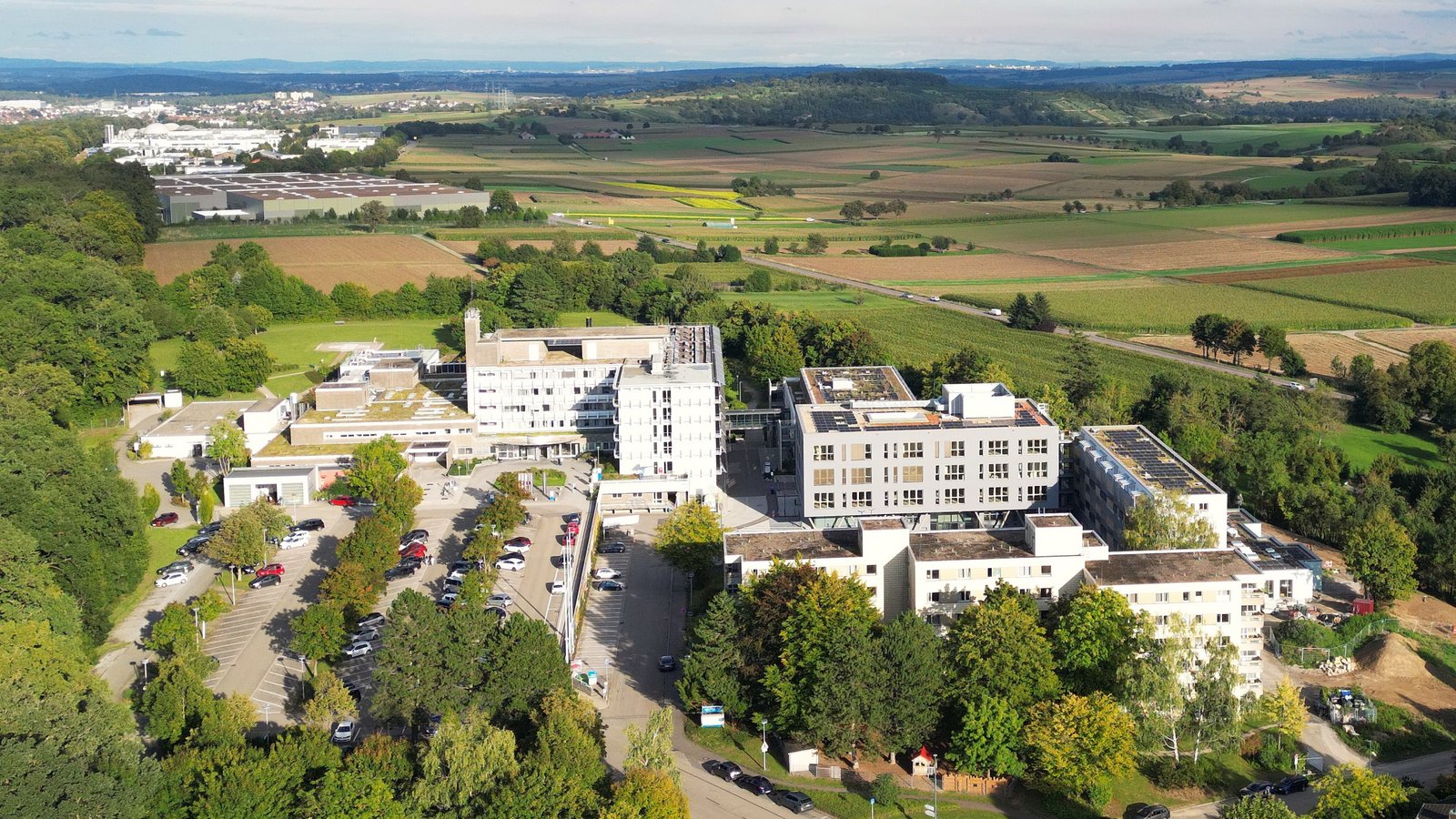 Die RKH-Kliniken – hier das Krankenhaus in Mühlacker – sind so defizitär, dass die jeweiligen Landkreise Millionenbeträge zuschießen. Foto: Küppers