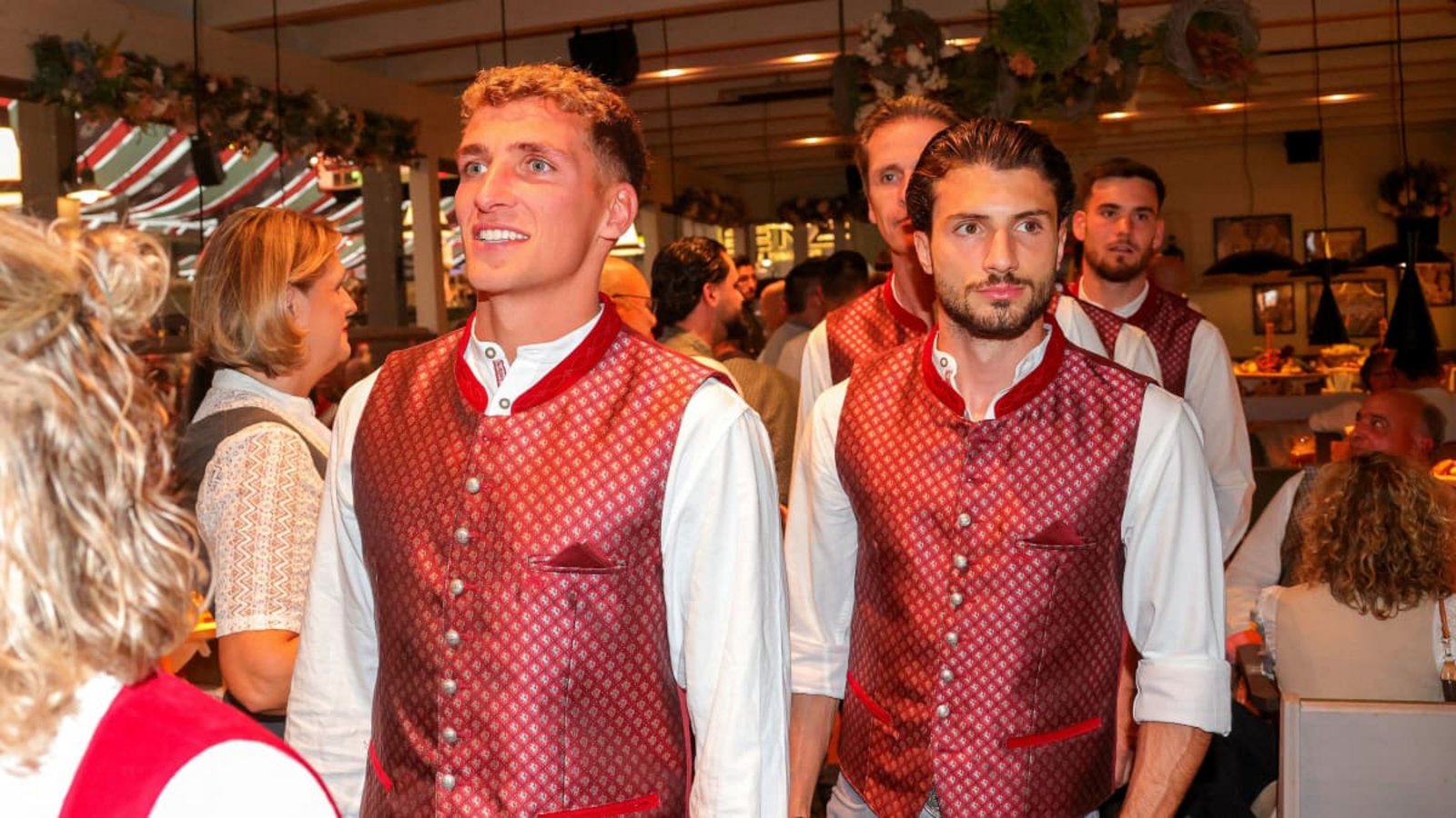Grischa Prömel, Leonidas Stergiou und Dennis Seimen am Montagabend im Festzelt auf dem Cannstatter Wasen.Alexander Keppler