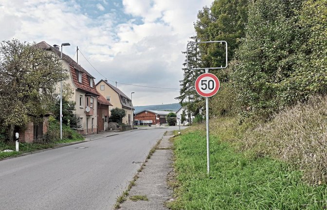 Von Sersheim in Richtung Ortseingang Hohenhaslach fahrend fällt auf: das Ortsschild fehlt.  Foto: Glemser