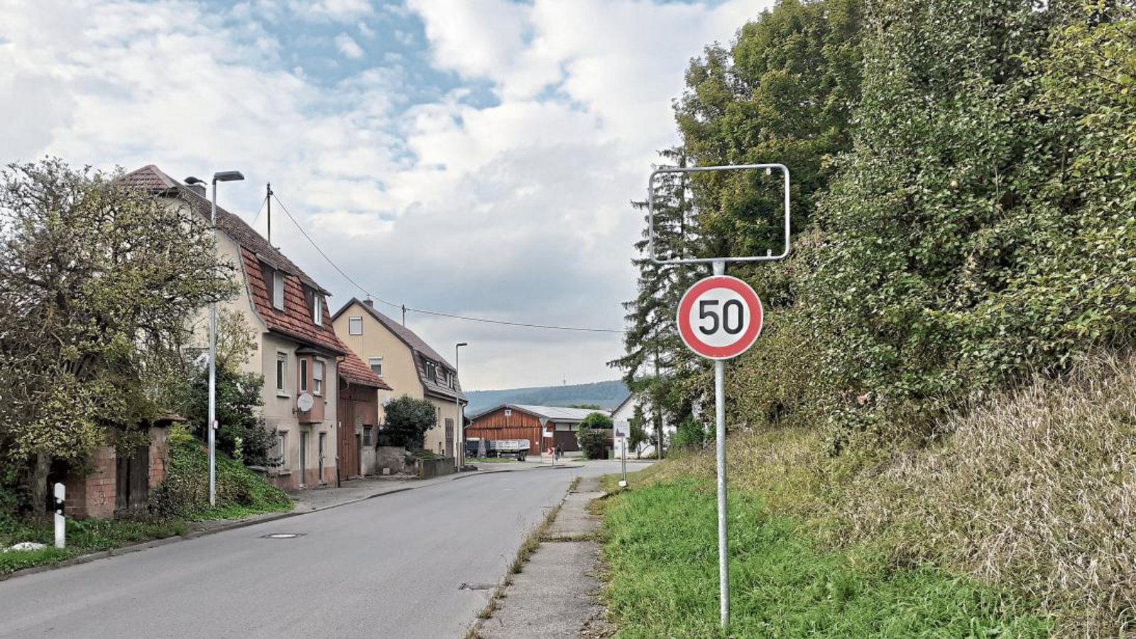 Von Sersheim in Richtung Ortseingang Hohenhaslach fahrend fällt auf: das Ortsschild fehlt. Foto: Glemser Von Sersheim in Richtung Ortseingang Hohenhaslach fahrend fällt auf: das Ortsschild fehlt. Foto: Glemser