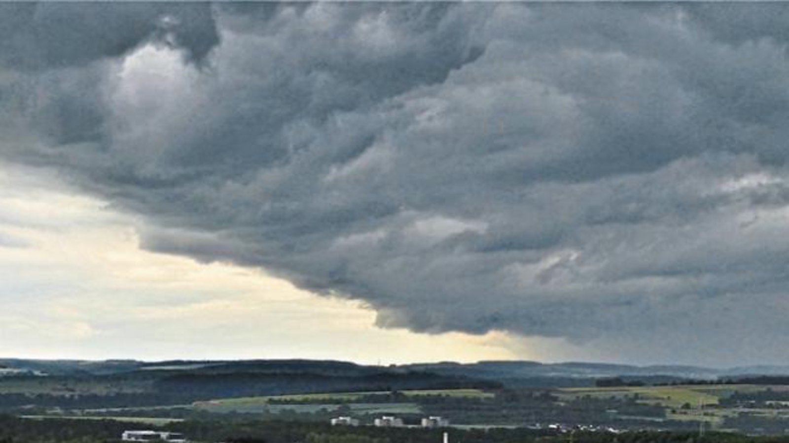 „Der langersehnte Regen ist im Anzug, gesehen vom Eselsberg“, schreibt uns Martin Mauch zu seinem Foto.