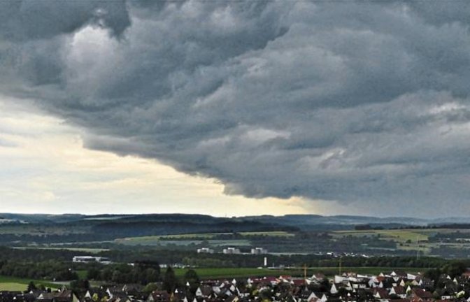 „Der langersehnte Regen ist im Anzug, gesehen vom Eselsberg“, schreibt uns Martin Mauch zu seinem Foto.