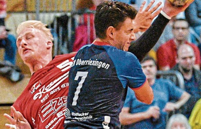 Marco Wuerl vom HC Metter-Enz und Sebastian Grau vom TSV Oberriexingen (von links) schenken sich kaum etwas: Es wird um jeden Zentimeter gekämpft. Foto: Leitner