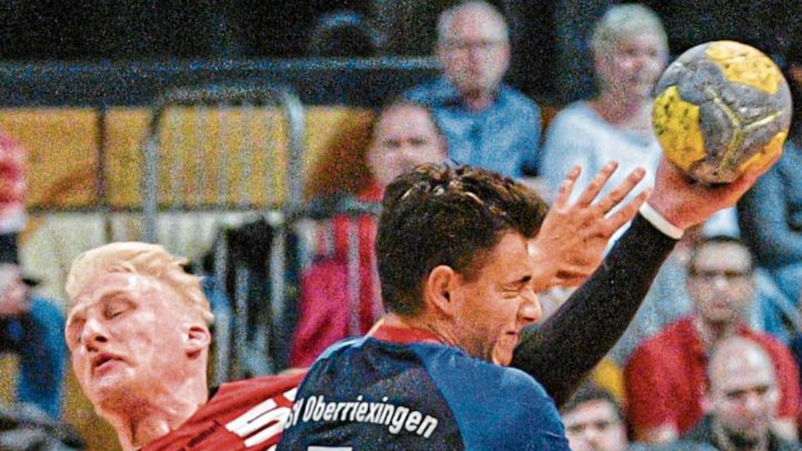 Marco Wuerl vom HC Metter-Enz und Sebastian Grau vom TSV Oberriexingen (von links) schenken sich kaum etwas: Es wird um jeden Zentimeter gekämpft. Foto: Leitner Marco Wuerl vom HC Metter-Enz und Sebastian Grau vom TSV Oberriexingen (von links) schenken sich kaum etwas: Es wird um jeden Zentimeter gekämpft. Foto: Leitner