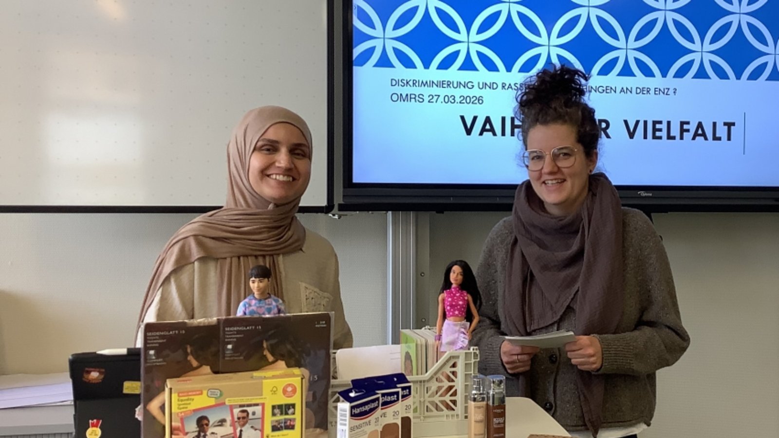 Ottmar-Mergenthaler-REalschule Kleinglattbach beschäftigt sich mit Vielfalt. Züleyha Ceker, SMV-Verbindungslehrerin und Nicole Hellwig, Schulsozialarbeiterin Foto: p