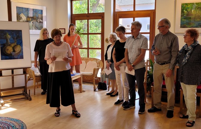 Die Einführung in die Ausstellung in Sersheim übernahm Helga Lamers. Im Hintergrund befinden sich Ursula Layher, die Vorsitzende des Kunst- und Kulturkreises, und die Querflötenschülerin Sarah Thüry.  <span class='image-autor'>Foto: p</span>
