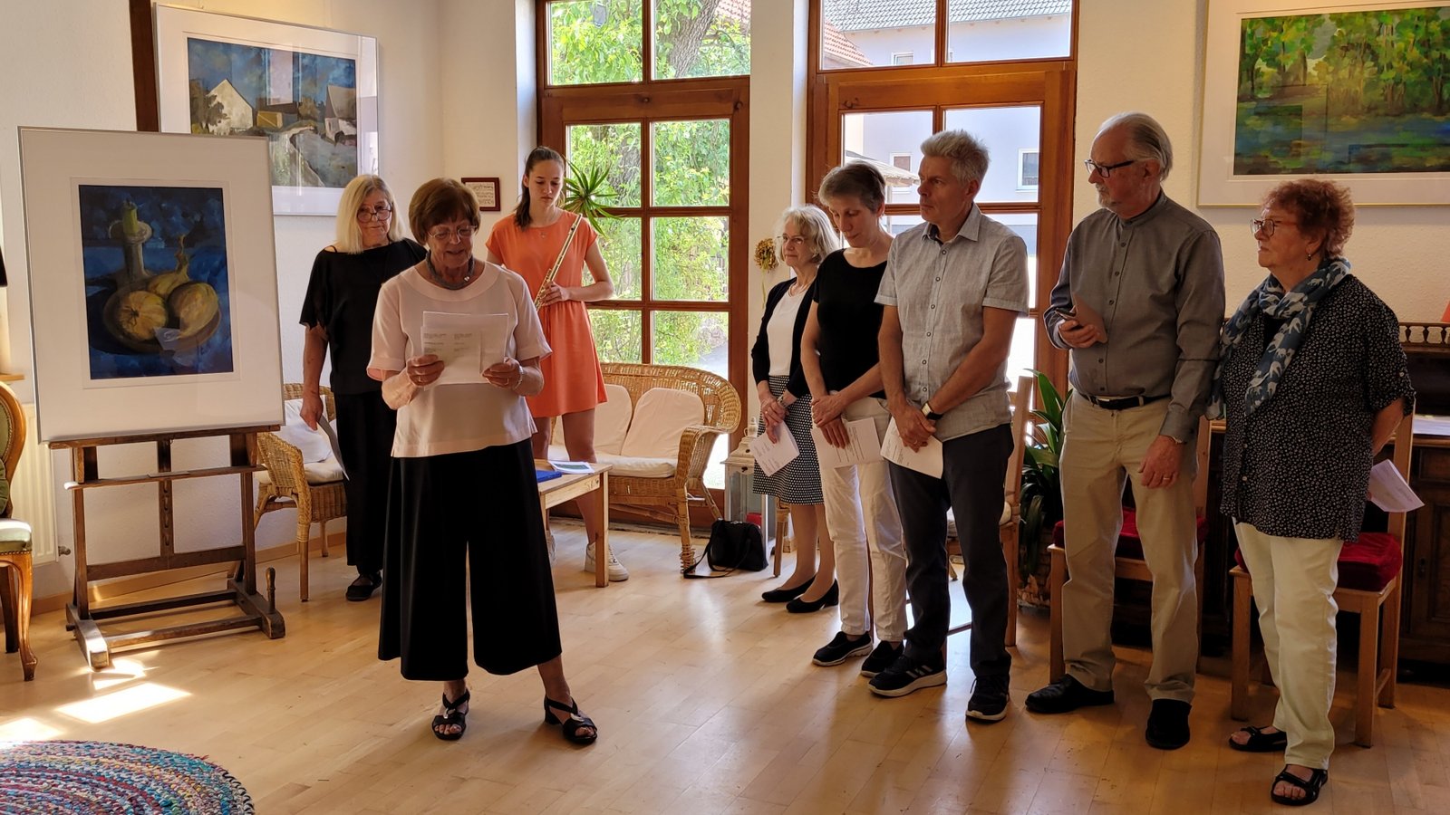 Die Einführung in die Ausstellung in Sersheim übernahm Helga Lamers. Im Hintergrund befinden sich Ursula Layher, die Vorsitzende des Kunst- und Kulturkreises, und die Querflötenschülerin Sarah Thüry.  Foto: p