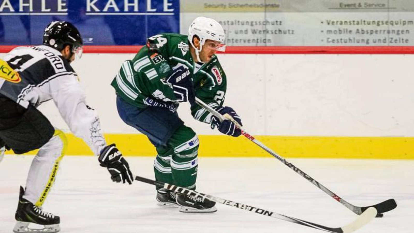 David Wrigley (rechts) hat mit seinem Treffer in der Verlängerung den 3:2-Sieg beim ESV Kaufbeuren gesichert. Foto: Archiv/Simecek David Wrigley (rechts) hat mit seinem Treffer in der Verlängerung den 3:2-Sieg beim ESV Kaufbeuren gesichert. Foto: Archiv/Simecek