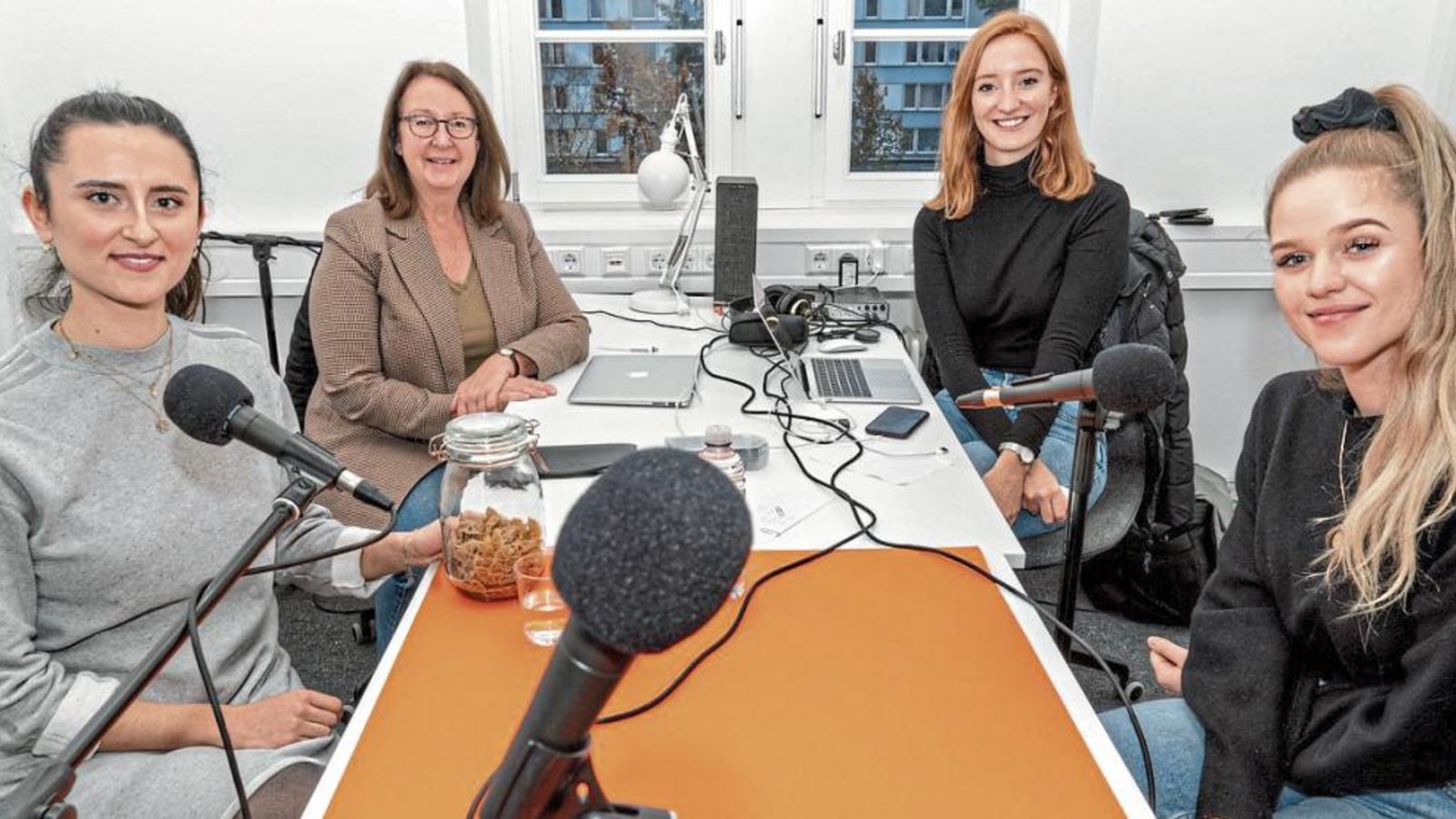 Die Aufnahmen für das Podcast-Projekt fanden im Studio von Ton-Bild-Schau im Kreativzentrum Emma statt. Mit dabei waren (von links) Alessia Trovato, Susanne Brückner, Leonie Brückner und Eliane Wikert.  Foto: Seibel
