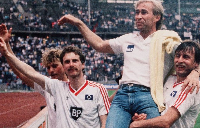 Die Stuttgarter Kickers kamen in der Saison 1986/87 bis ins DFB-Pokal-Finale nach Berlin. Hier lassen sich Detlef Olaidotter, Dirk Kurtenbach, Trainer Dieter Renner und Kazimierz Kmiecik (v. li.) im Olympiastadion trotz der Niederlage gegen den HSV feiern.<span class='image-autor'>Baumann</span>