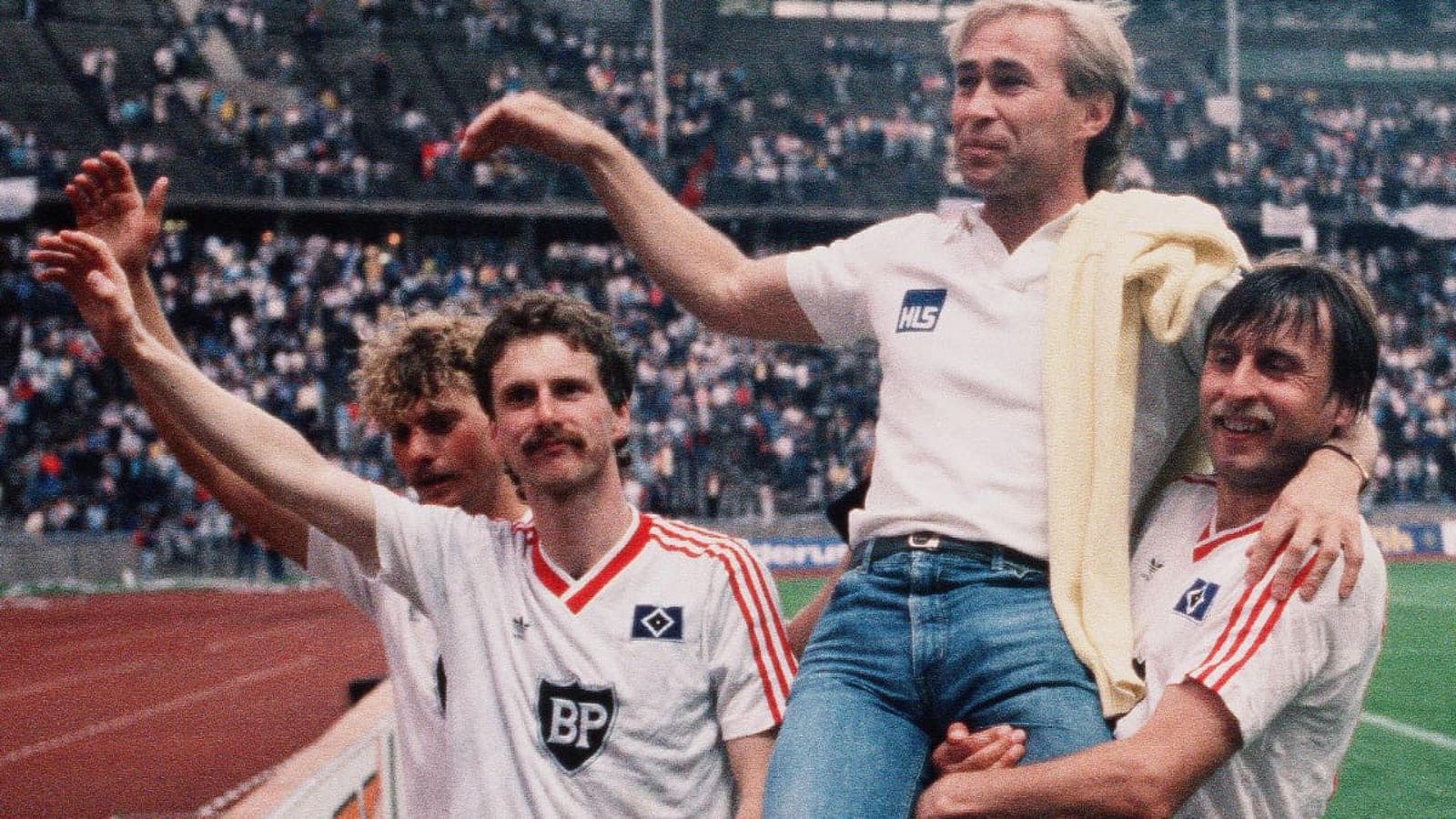 Die Stuttgarter Kickers kamen in der Saison 1986/87 bis ins DFB-Pokal-Finale nach Berlin. Hier lassen sich Detlef Olaidotter, Dirk Kurtenbach, Trainer Dieter Renner und Kazimierz Kmiecik (v. li.) im Olympiastadion trotz der Niederlage gegen den HSV feiern.Baumann