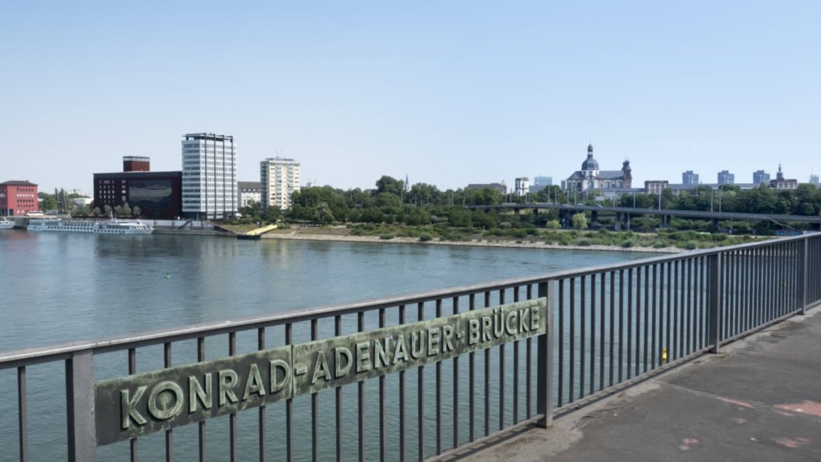 Wegen des Fundes einer Fliegergranate ist die Konrad-Adenauer-Brücke zwischen Ludwigshafen und Mannheim gesperrt (Archivfoto).imago images / CHROMORANGE