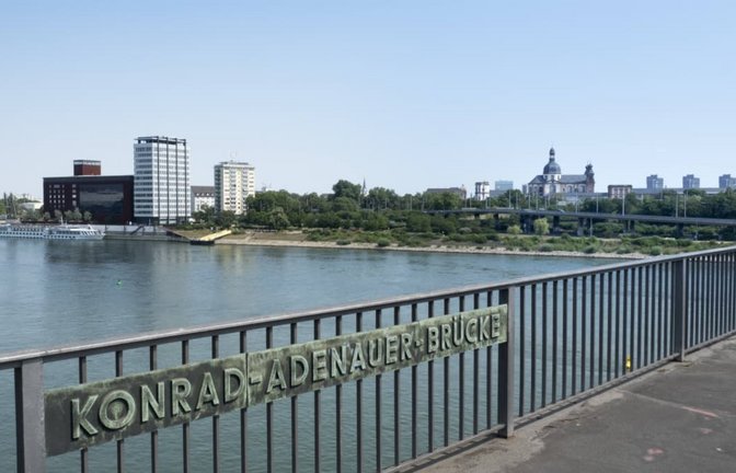 Wegen des Fundes einer Fliegergranate ist die Konrad-Adenauer-Brücke zwischen Ludwigshafen und Mannheim gesperrt (Archivfoto).<span class='image-autor'>imago images / CHROMORANGE</span>