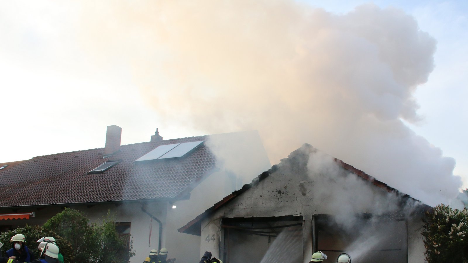 Die Flammen vernichten eine Doppelgarage