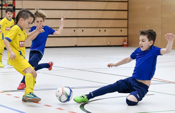 Vollen Einsatz beim F-Jugendspieltag zeigen die Spieler aus Kornwestheim (gelb) und Illingen (blau) im direkten Duell. <span class='image-autor'>Foto: Leitner</span>