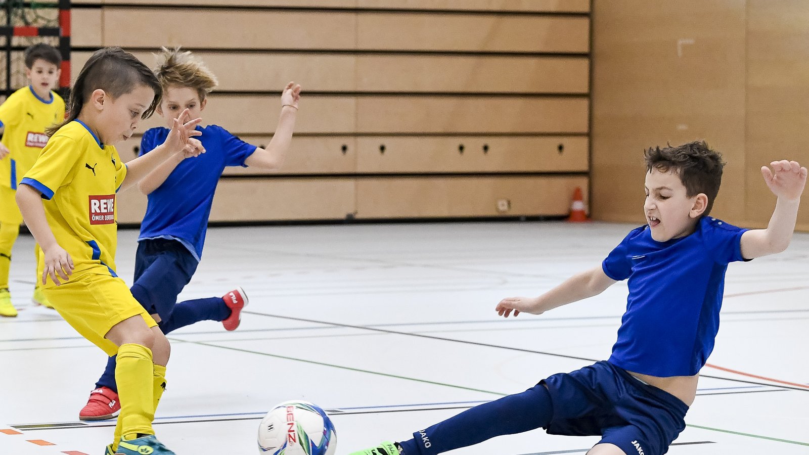Vollen Einsatz beim F-Jugendspieltag zeigen die Spieler aus Kornwestheim (gelb) und Illingen (blau) im direkten Duell. Foto: Leitner