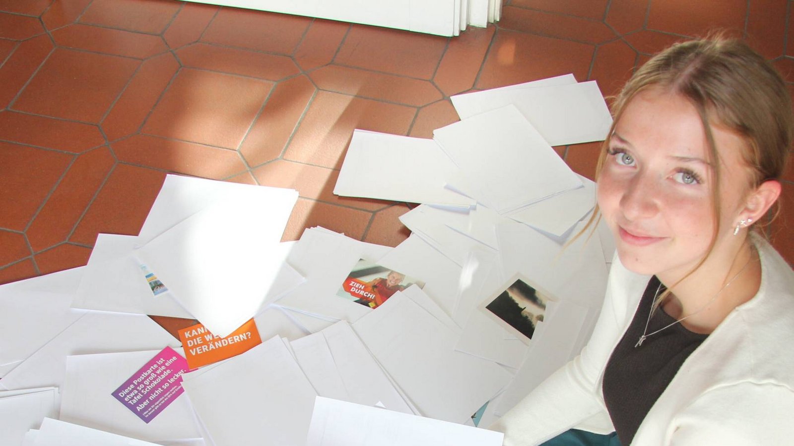 Unter den 722 richtigen Einsendungen zieht Anne Pfeiffer, Auszubildende im VKZ-Service-Center, die Gewinnerinnen und Gewinner des Sommerrätsels. Foto: Banholzer