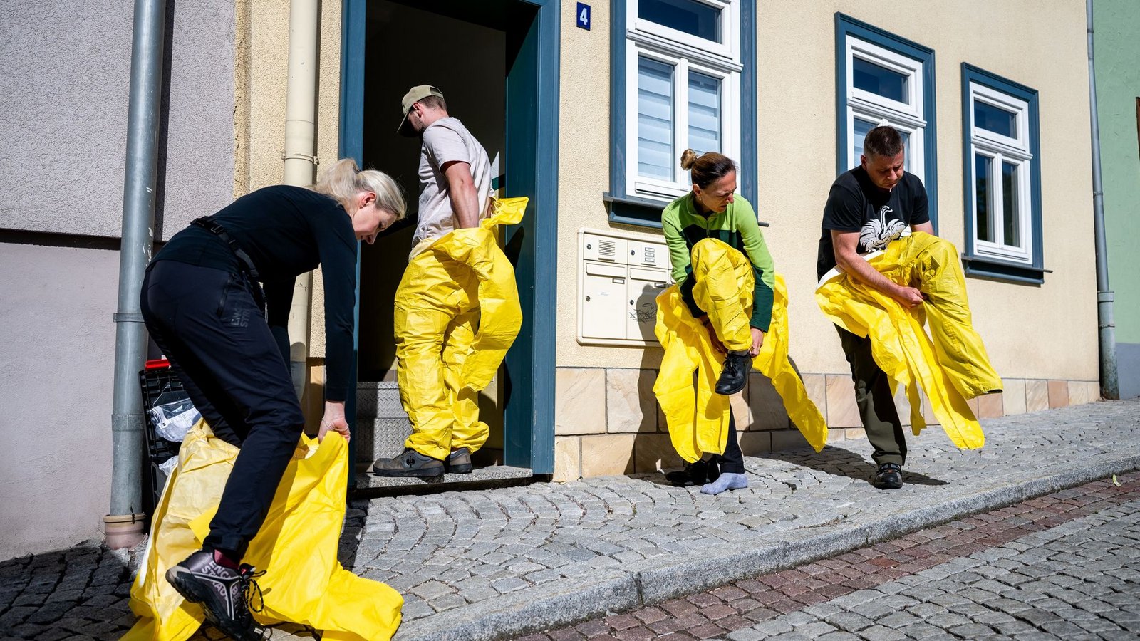Tatortreiniger arbeiten in Ganzkörper-Schutzanzügen, mit Atemschutzmasken und Spezialhandschuhen, um sich vor Infektionen durch Krankheitserreger zu schützen.Foto: Jacob Schröter/dpa