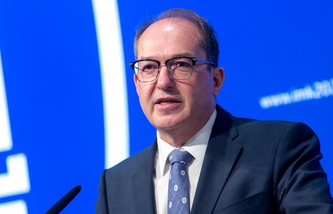 Bundesinnenminister Alexander Dobrindt (CSU) will deutlich mehr Abschiebungen nach Afghanistan. (Archivbild)<span class='image-autor'>Foto: Daniel Bockwoldt/dpa</span>
