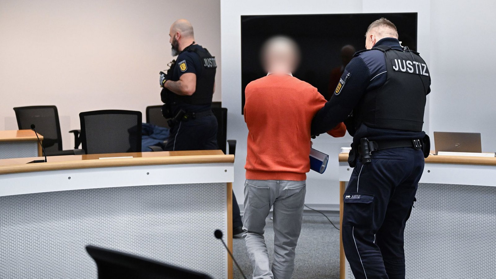 Der Angeklagte wird in Handschellen zur Urteilsverkündung in den Gerichtssaal gebracht.Foto: dpa/Bernd Weißbrod