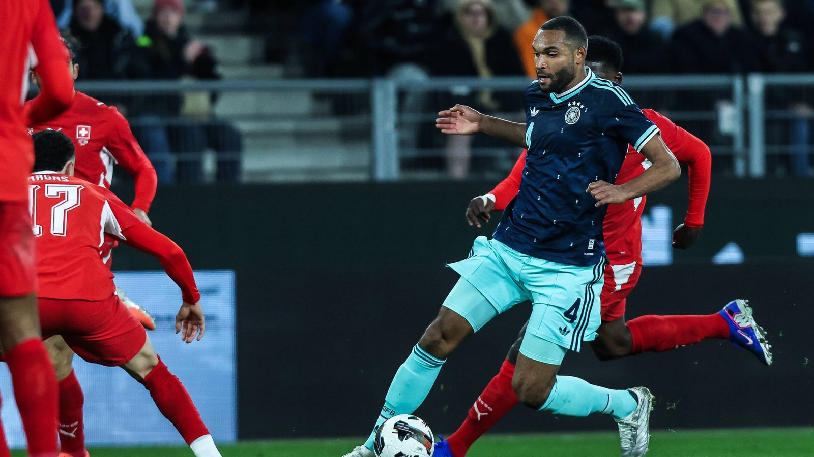 Jonathan Tah (Note 3): War mit dem Kopf zum 1:1 zur Stelle (26.). Hinten agierte der Innenverteidiger meist aufmerksam. Meist hatte es Jonathan Tah mit Breel Embolo zu tun – beim 2:1 des Schweizers war er zu zögerlich (41.).Foto: IMAGO/Nico Herbertz