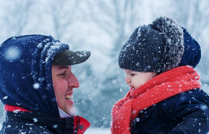 Sind die Eltern getrennt, sind Treffen mit den Kindern kostbare Augenblicke. Doch im Winter kann man nicht die ganze Zeit auf dem Spielplatz verbringen.<span class='image-autor'>Foto: IMAGO/Cavan Images</span>