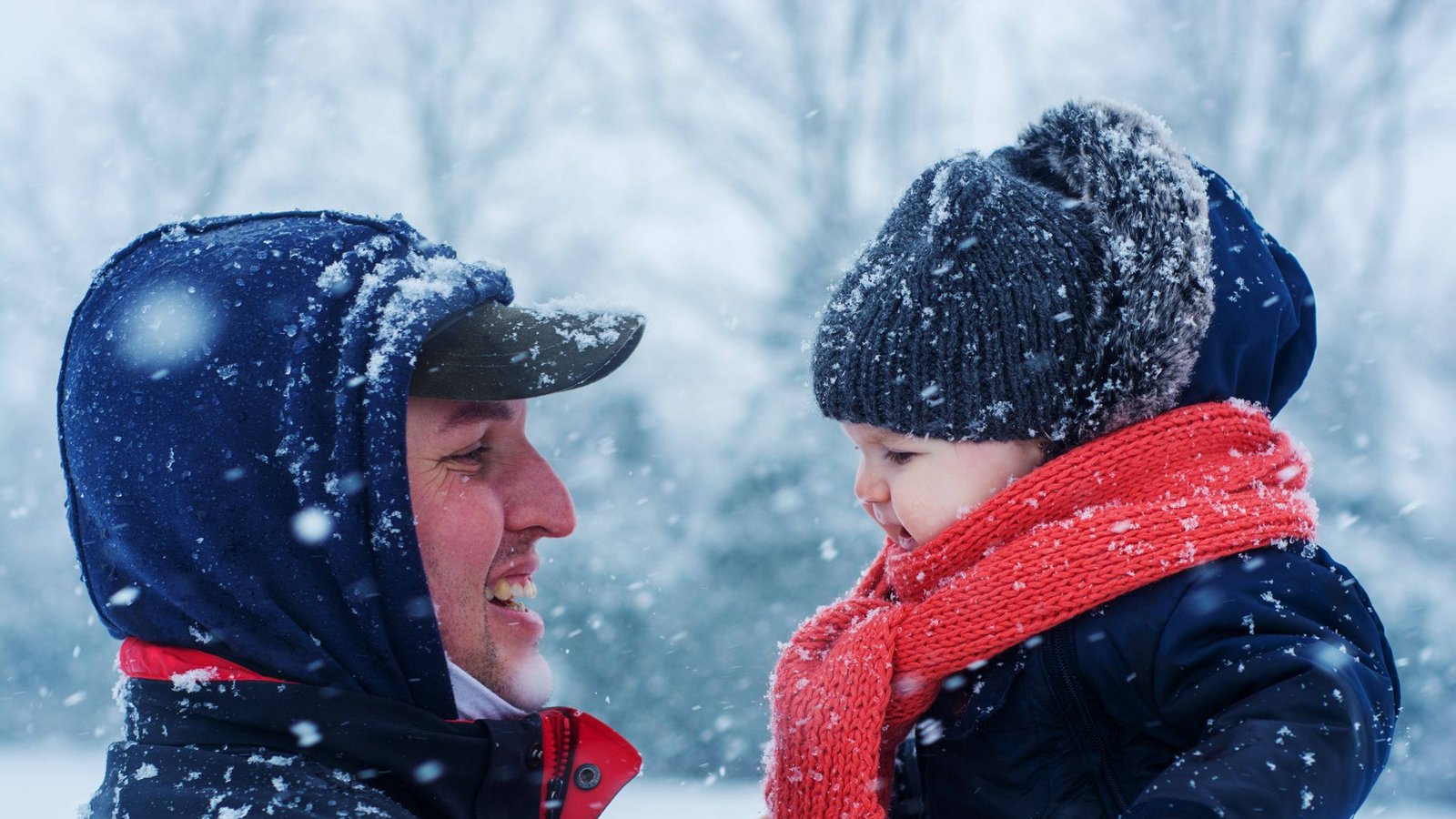 Sind die Eltern getrennt, sind Treffen mit den Kindern kostbare Augenblicke. Doch im Winter kann man nicht die ganze Zeit auf dem Spielplatz verbringen.Foto: IMAGO/Cavan Images