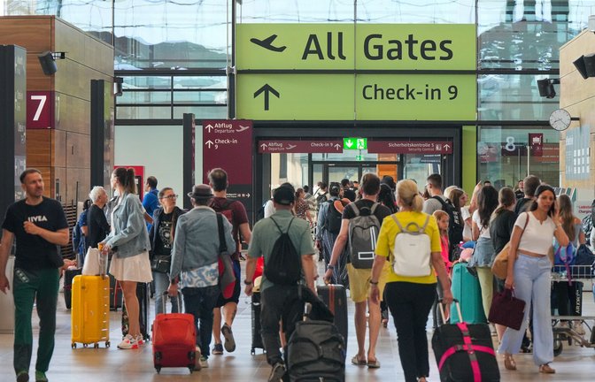 Reisende gehen auf dem Flughafen Berlin Brandenburg BER „Willy Brandt“ am ersten Sommerferientag in Berlin und Brandenburg durch Terminal 1.<span class='image-autor'>Foto: dpa/Soeren Stache</span>