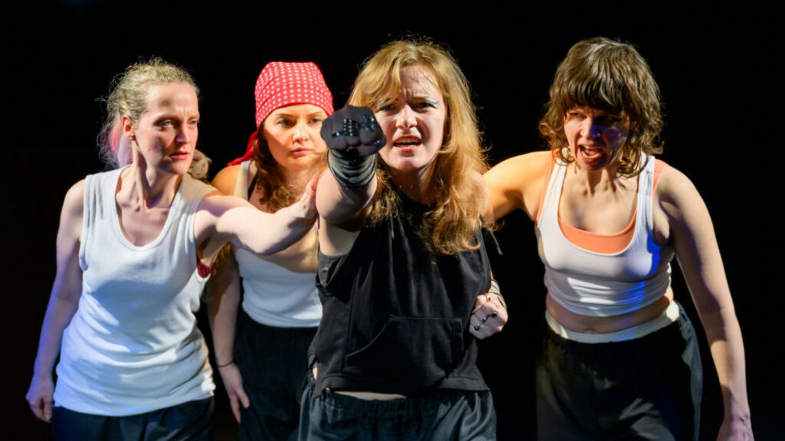 Diese vier Frauen schlagen zurück: Szene aus „Die Wut, die bleibt“Foto: tudio-Theater Diese vier Frauen schlagen zurück: Szene aus „Die Wut, die bleibt“Foto: tudio-Theater