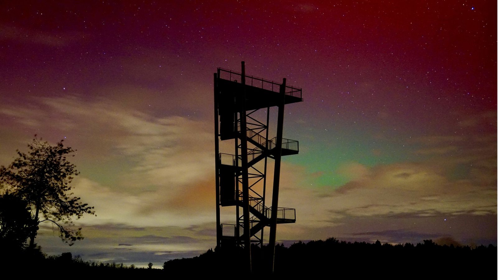 Spektakuläres Licht: der Kelten-Aussichtsturm bei Hülben (Kreis Reutlingen) in der Nacht auf FreitagFoto: privat/Silvan Meckelnburg Spektakuläres Licht: der Kelten-Aussichtsturm bei Hülben (Kreis Reutlingen) in der Nacht auf FreitagFoto: privat/Silvan Meckelnburg