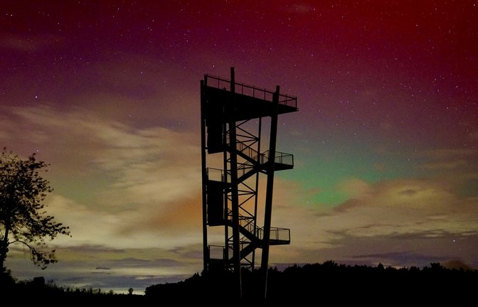 Spektakuläres Licht: der Kelten-Aussichtsturm bei Hülben (Kreis Reutlingen) in der Nacht auf Freitag<span class='image-autor'>Foto: privat/Silvan Meckelnburg</span>