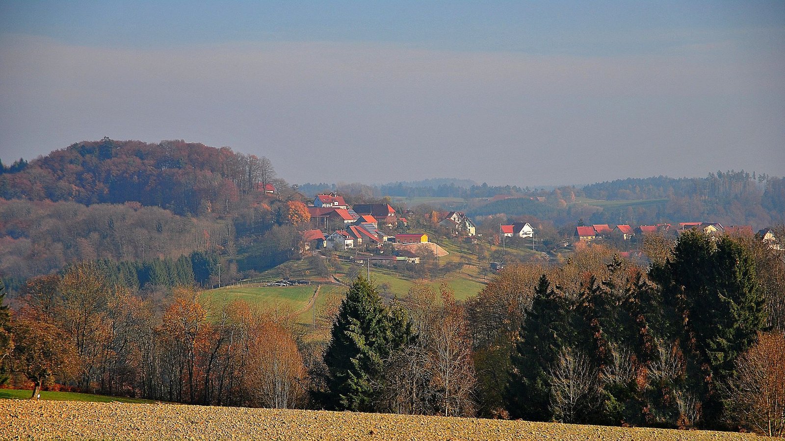 Das Trauzenbachtal ist bis vor dem Weiler Trauzenbach ein flaches Wiesental, dann wird es zum engen und steilen Waldtal.Foto: Werner Sippel Das Trauzenbachtal ist bis vor dem Weiler Trauzenbach ein flaches Wiesental, dann wird es zum engen und steilen Waldtal.Foto: Werner Sippel