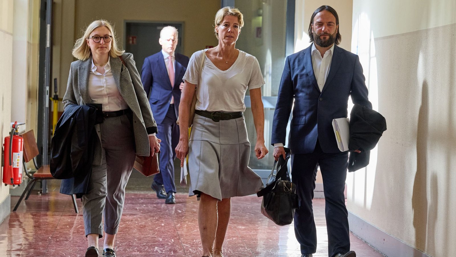 Christina Block (m.) mit ihren Verteidigern auf dem Weg ins Gericht.Foto: Georg Wendt/dpa