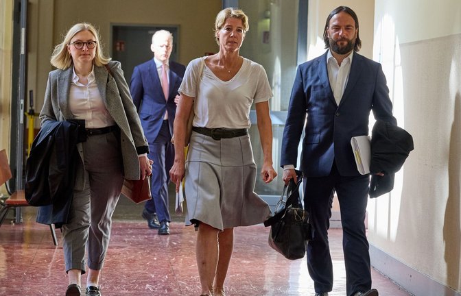 Christina Block (m.) mit ihren Verteidigern auf dem Weg ins Gericht.<span class='image-autor'>Foto: Georg Wendt/dpa</span>