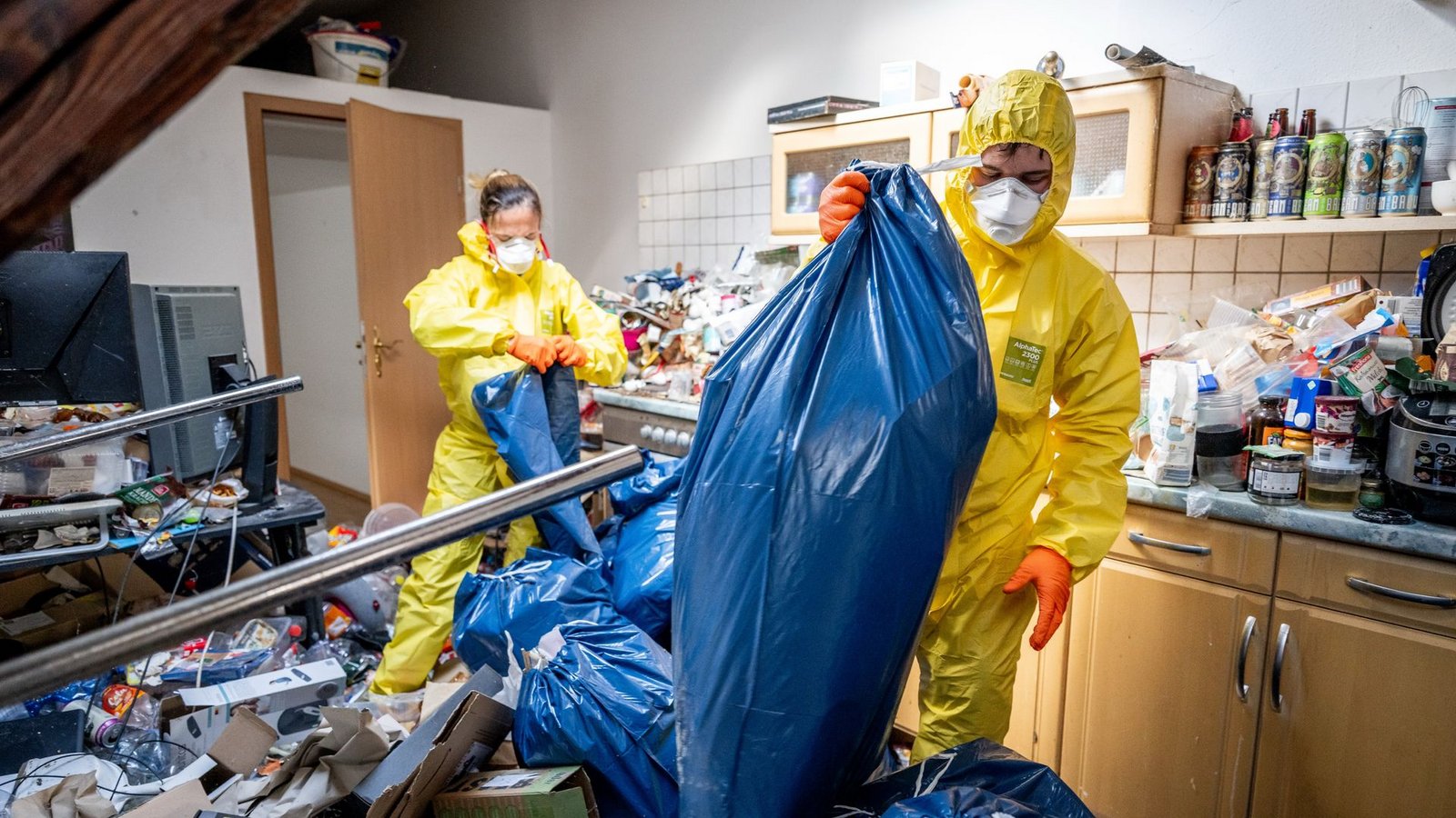Unzählige Müllsäcke sind zu packen, bis die Wohnung geräumt ist.Foto: Jacob Schröter/dpa