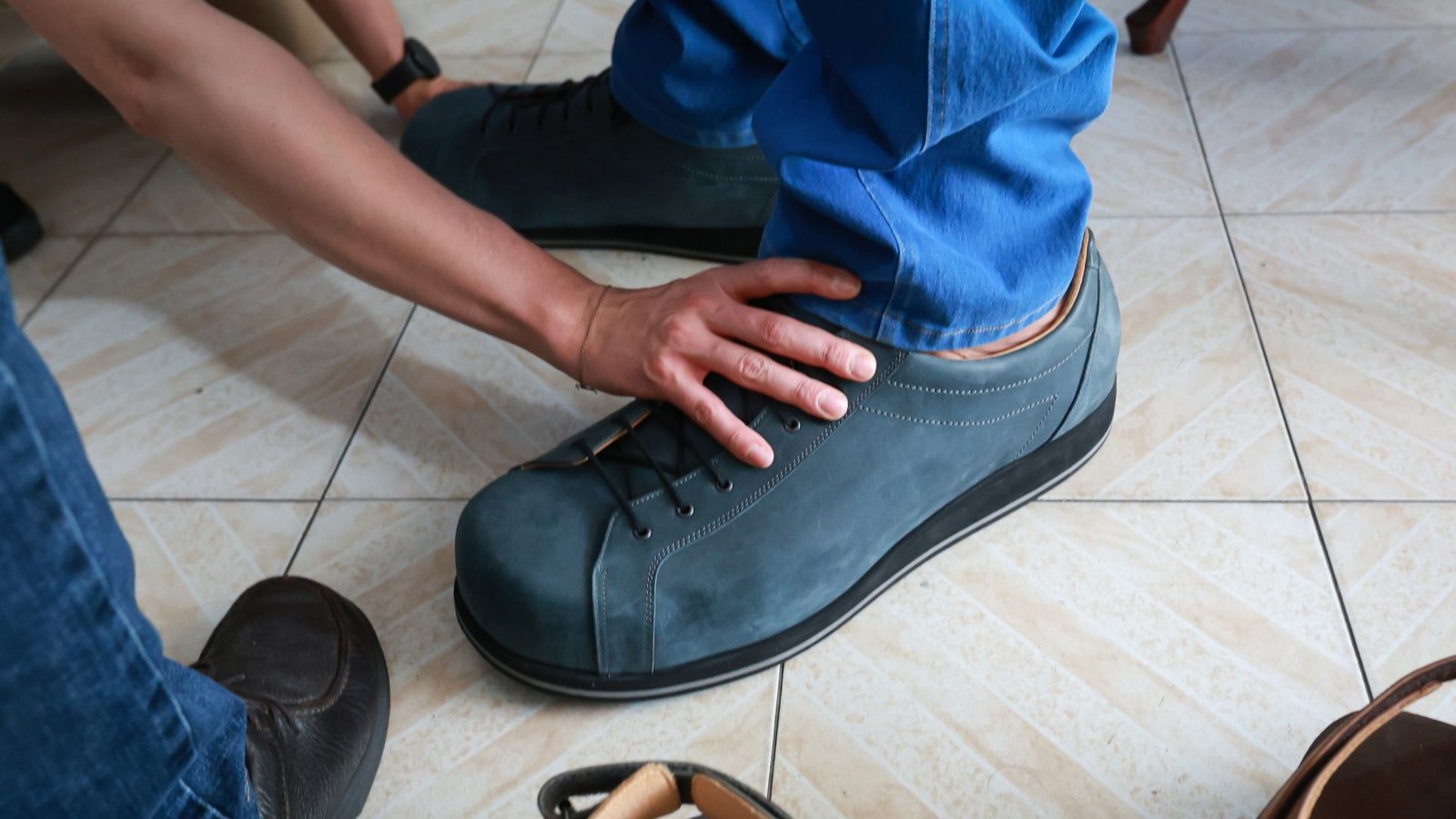 Seit vielen Jahrzehnten beschenkt Georg Wessels die größten Menschen der Welt mit passendem Schuhwerk.Foto: Jesus Vargas/dpa