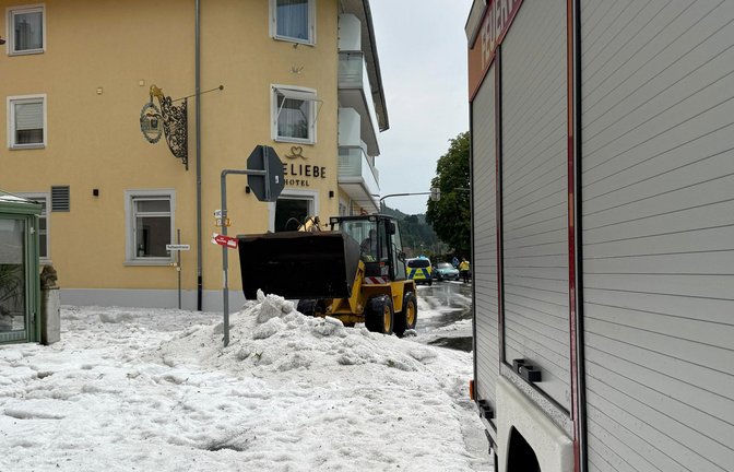 Hagelmassen am 1. Juli in Sipplingen (Bodenseekreis).<span class='image-autor'>Foto: Feuerwehr Sipplingen/dpa</span>
