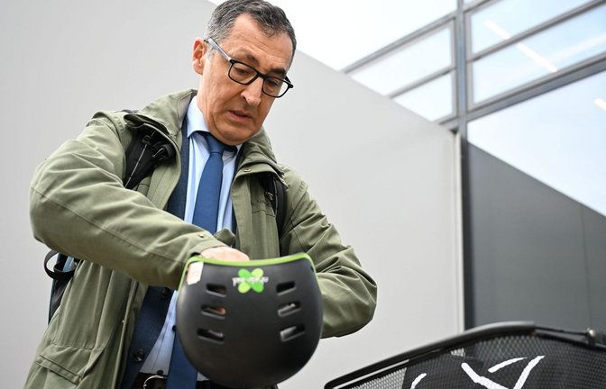 Cem Özdemir fährt gern Fahrrad. Als neuer Ministerpräsident wird er auch mit dem Dienstwagen zu Terminen fahren. Nun steht fest, welches Modell es sein wird.<span class='image-autor'>Foto: Katharina Kausche/dpa</span>