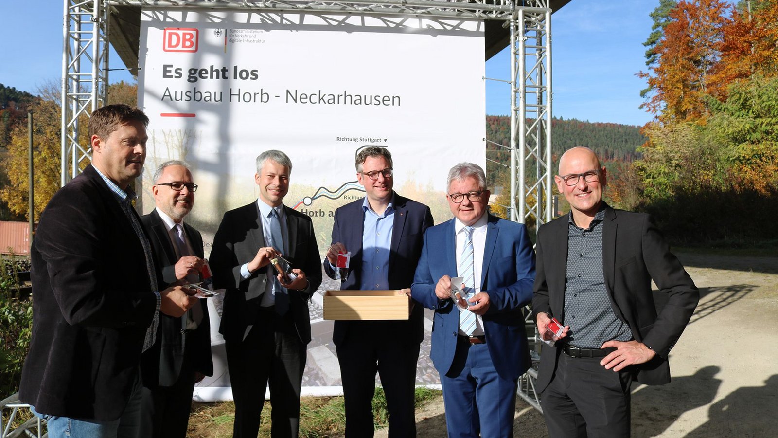 Im Oktober 2021 gab Prominenz aus der Politik und von der Bahn den Startschuss zum Ausbau der Gäubahn. Die demonstrative Zuversicht dürfte mittlerweile einer gewissen Ernüchterung gewichen sein.Foto: DB Netz AG