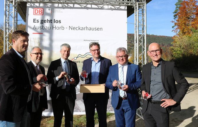 Im Oktober 2021 gab Prominenz aus der Politik und von der Bahn den Startschuss zum Ausbau der Gäubahn. Die demonstrative Zuversicht dürfte mittlerweile einer gewissen Ernüchterung gewichen sein.<span class='image-autor'>Foto: DB Netz AG</span>