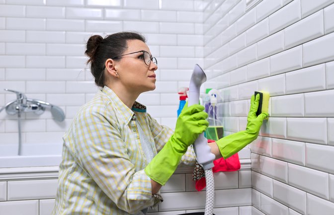 Mit dem Dampfreiniger geht es schneller.<span class='image-autor'>Foto: VH-studio / shutterstock.com</span>
