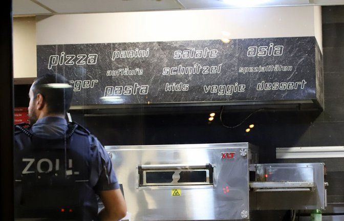 Einsatzkräfte des Zolls führen eine Kontrolle in einer Pizzeria durch. (Symbolbild)<span class='image-autor'>Foto: Sascha Thelen/dpa</span>