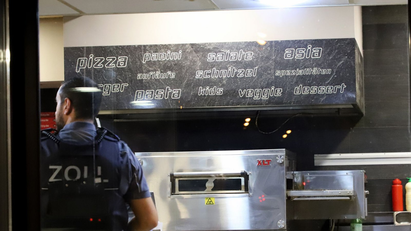Einsatzkräfte des Zolls führen eine Kontrolle in einer Pizzeria durch. (Symbolbild)Foto: Sascha Thelen/dpa Einsatzkräfte des Zolls führen eine Kontrolle in einer Pizzeria durch. (Symbolbild)Foto: Sascha Thelen/dpa