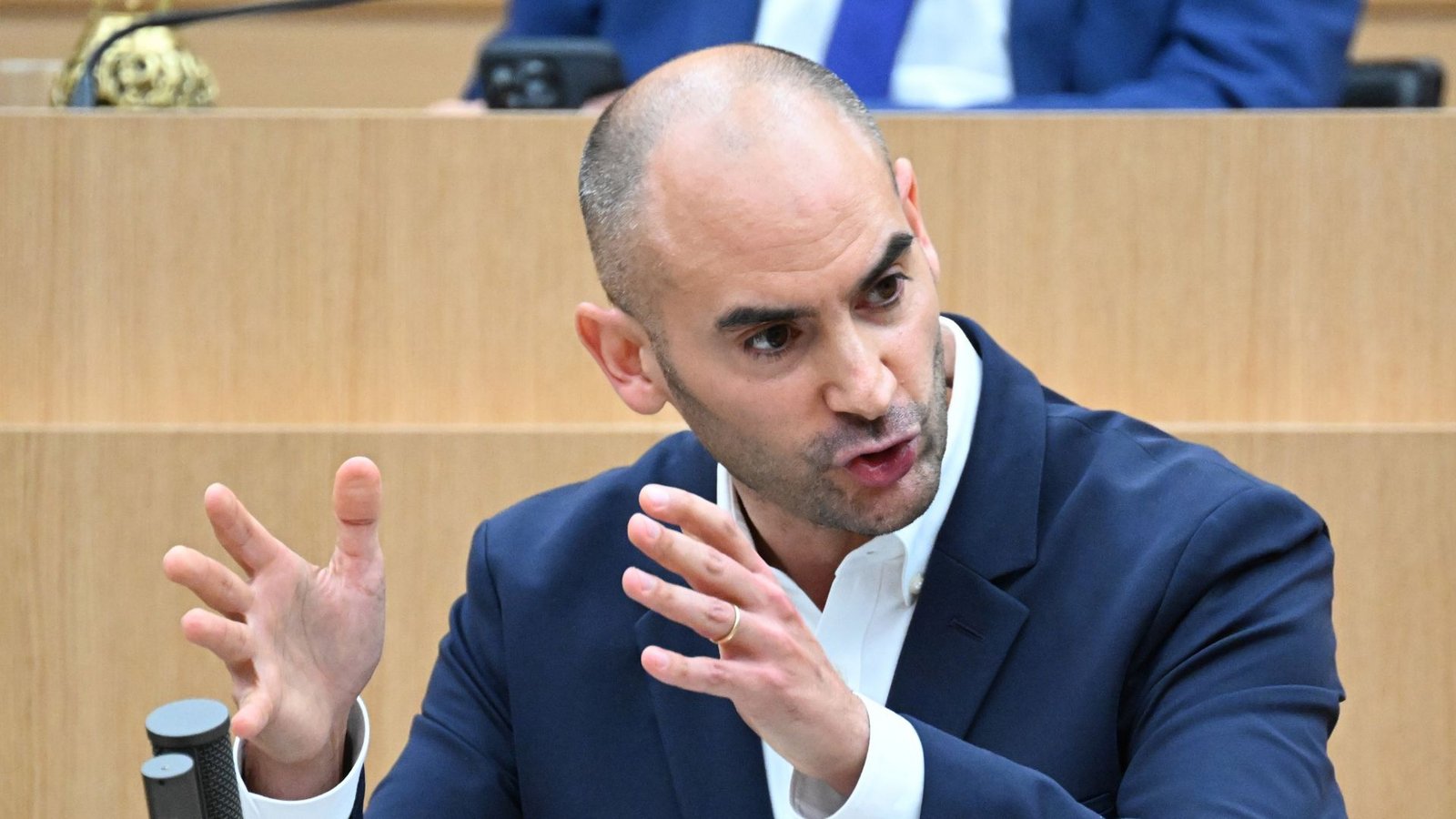Danyal Bayaz hat Post erhalten von einem Rentner aus dem Rhein-Neckar-Kreis.Foto: Bernd Weißbrod/dpa Danyal Bayaz hat Post erhalten von einem Rentner aus dem Rhein-Neckar-Kreis.Foto: Bernd Weißbrod/dpa