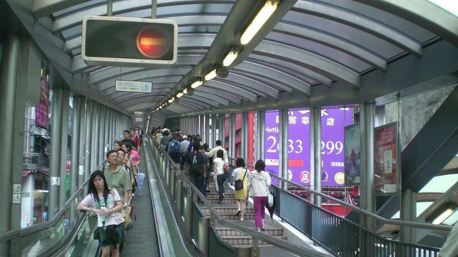 790 Meter lang ist der Central Mid-Levels Escalator in Hongkong, der 135 Höhenmeter überbrückt. Da es nur ein Band gibt, kann immer nur in eine Richtung gefahren werden. Und weil der Escalator aus 20 hintereinander gestaffelten Rolltreppen besteht,darf sie sich auch nicht „längste Rolltreppe der Welt“ nennen.Foto: Wikipedia commons/Wing Luk CC BY-SA 3.0